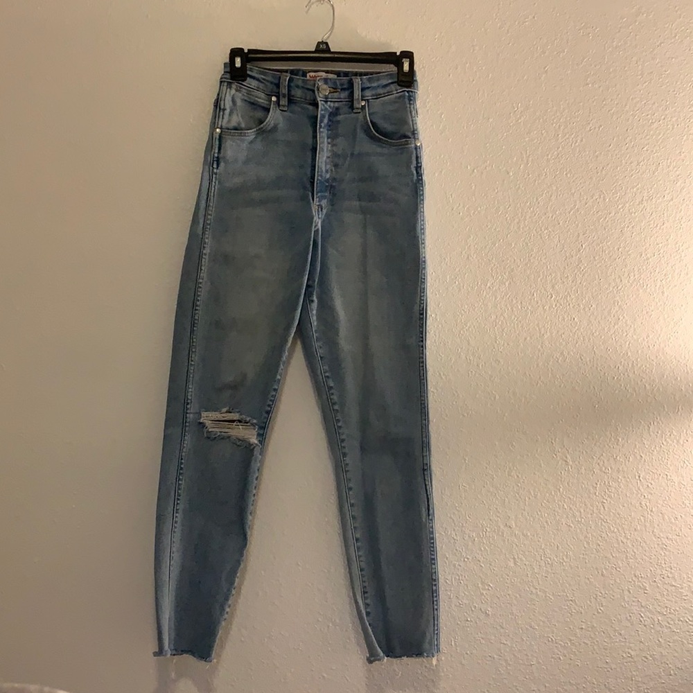 Very flattering Wrangler jeans! Size 25 and light wash.